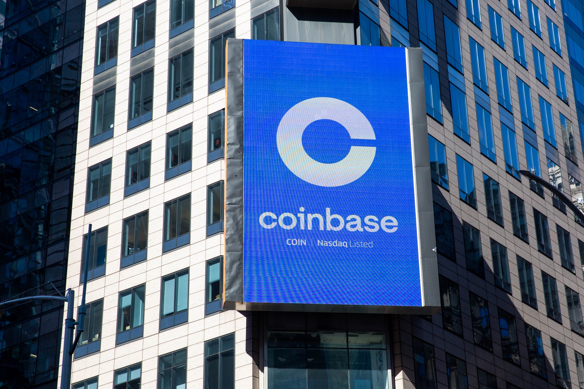 Coinbase Expands Singapore Market as US SEC Denies Regulatory Clarity