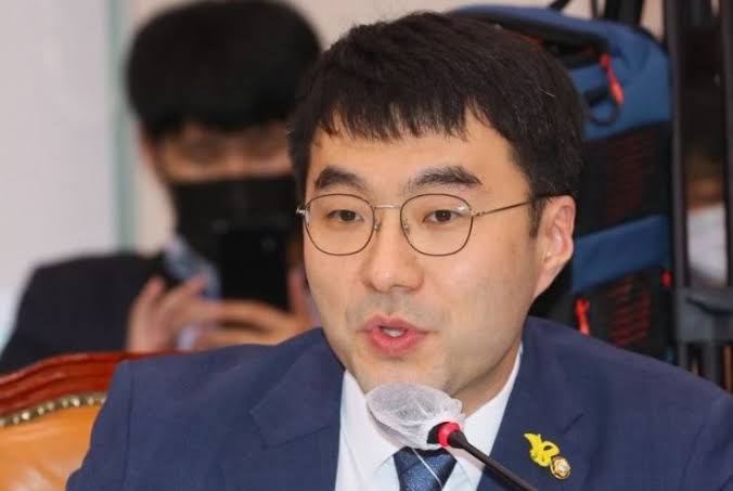Kim Nam-kuk cashes out while legislating on crypto