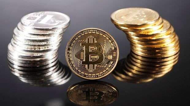 Bitcoin Miner, Coinbase Shares Decline Amid Crypto Market Volatility