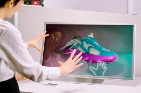 Looking Glass Unveils New Mixed-Reality Screens